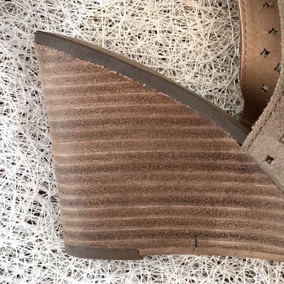 Lucky Brand RIGINA Taupe Perforated Stacked Wedge Heel Sandals - Picture 8 of 14